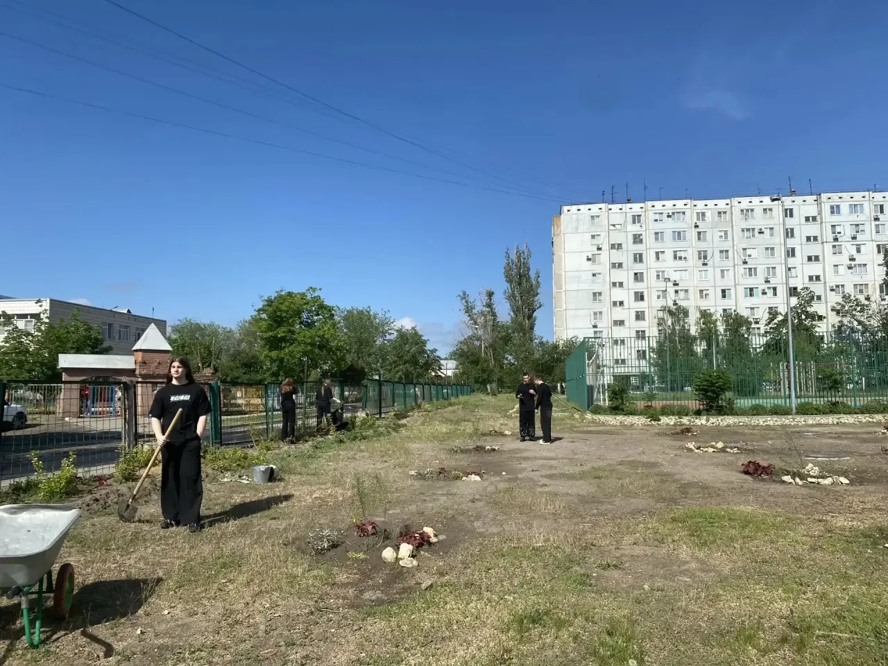 🌿 Школьный двор становится красивее: вместе создаём уголок природы! 🌿  Наши одиннадцатиклассники — н
