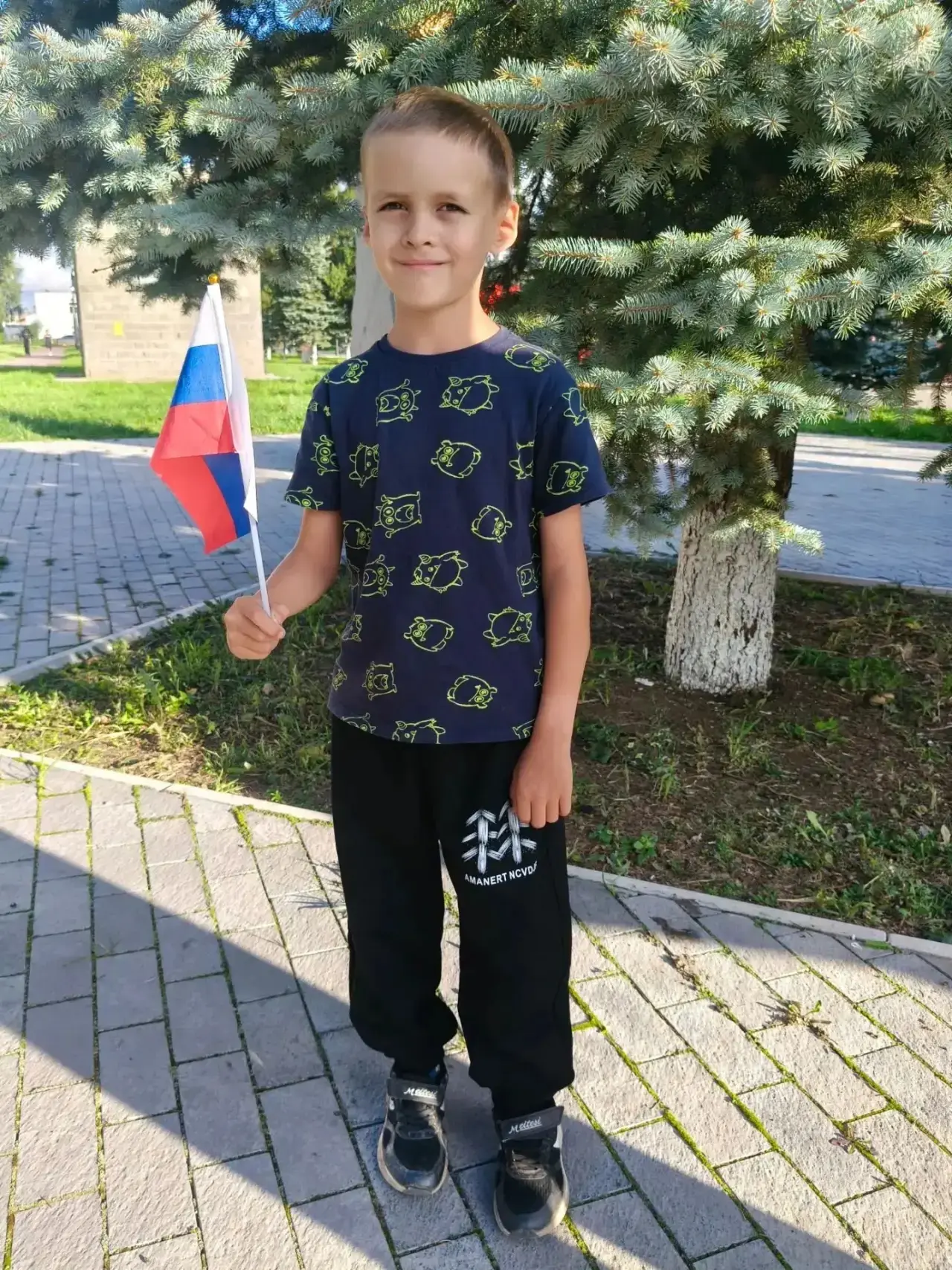 🎉 Нурлан из 1 «Б» празднует День флага! 🇷🇺✨