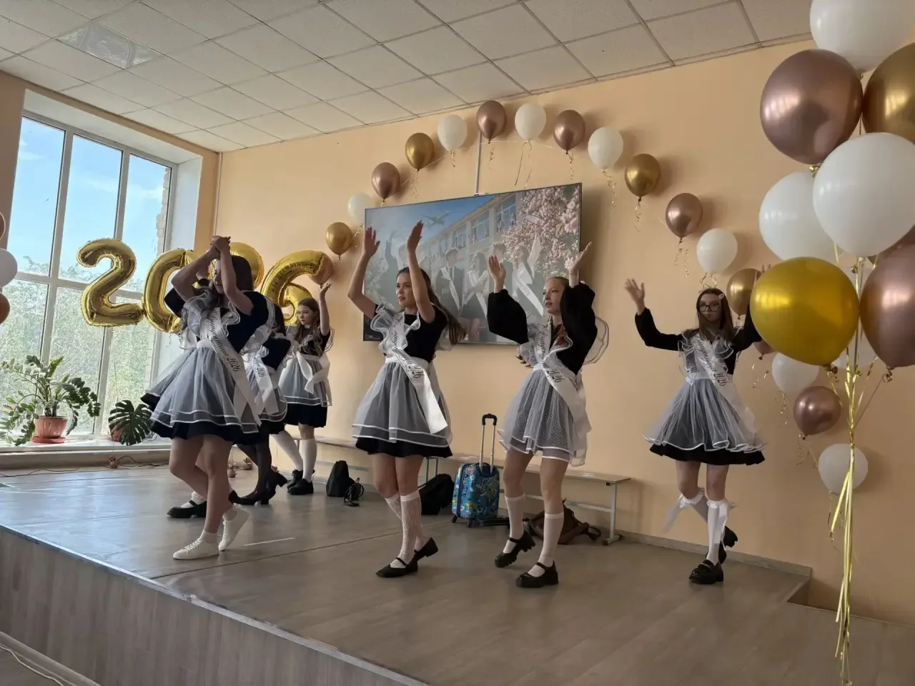Вчера они ещё были детьми… А сегодня уже выпускники 🎓

Вчера в нашей школе прошёл последний звонок 