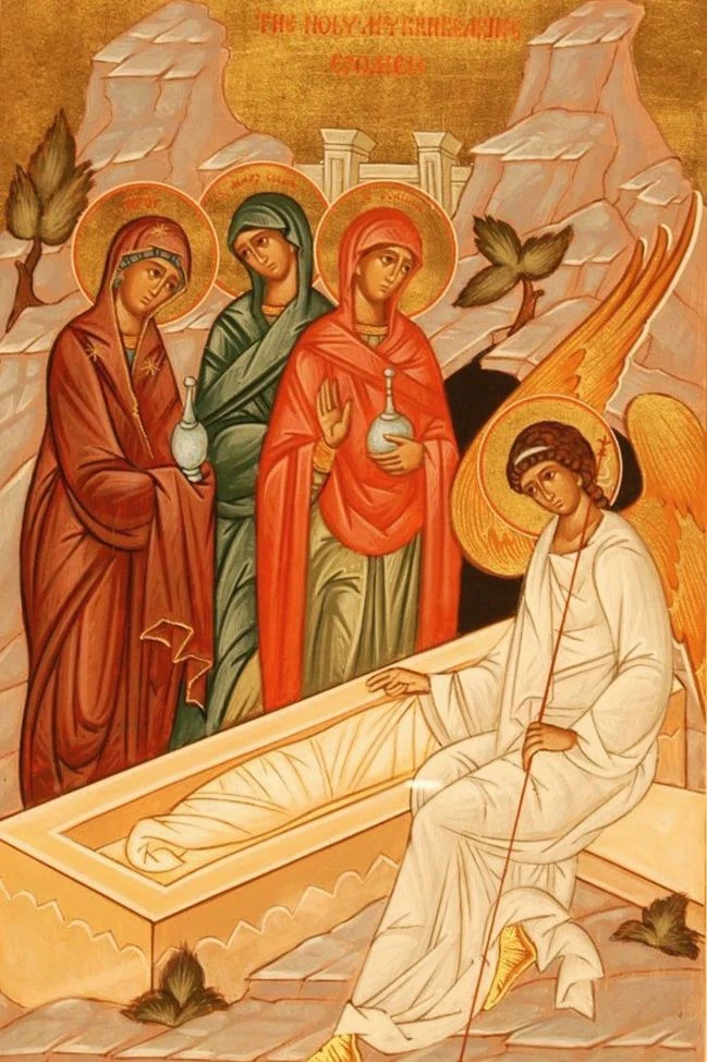 Женщины пошли ко гробу.