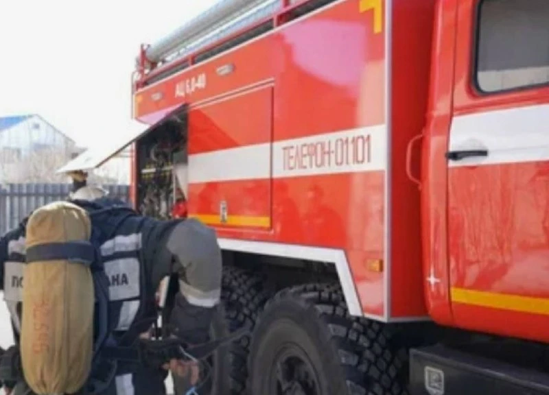 Утро в Яр-Сале началось с дыма: пожарные спасли гараж на Советской