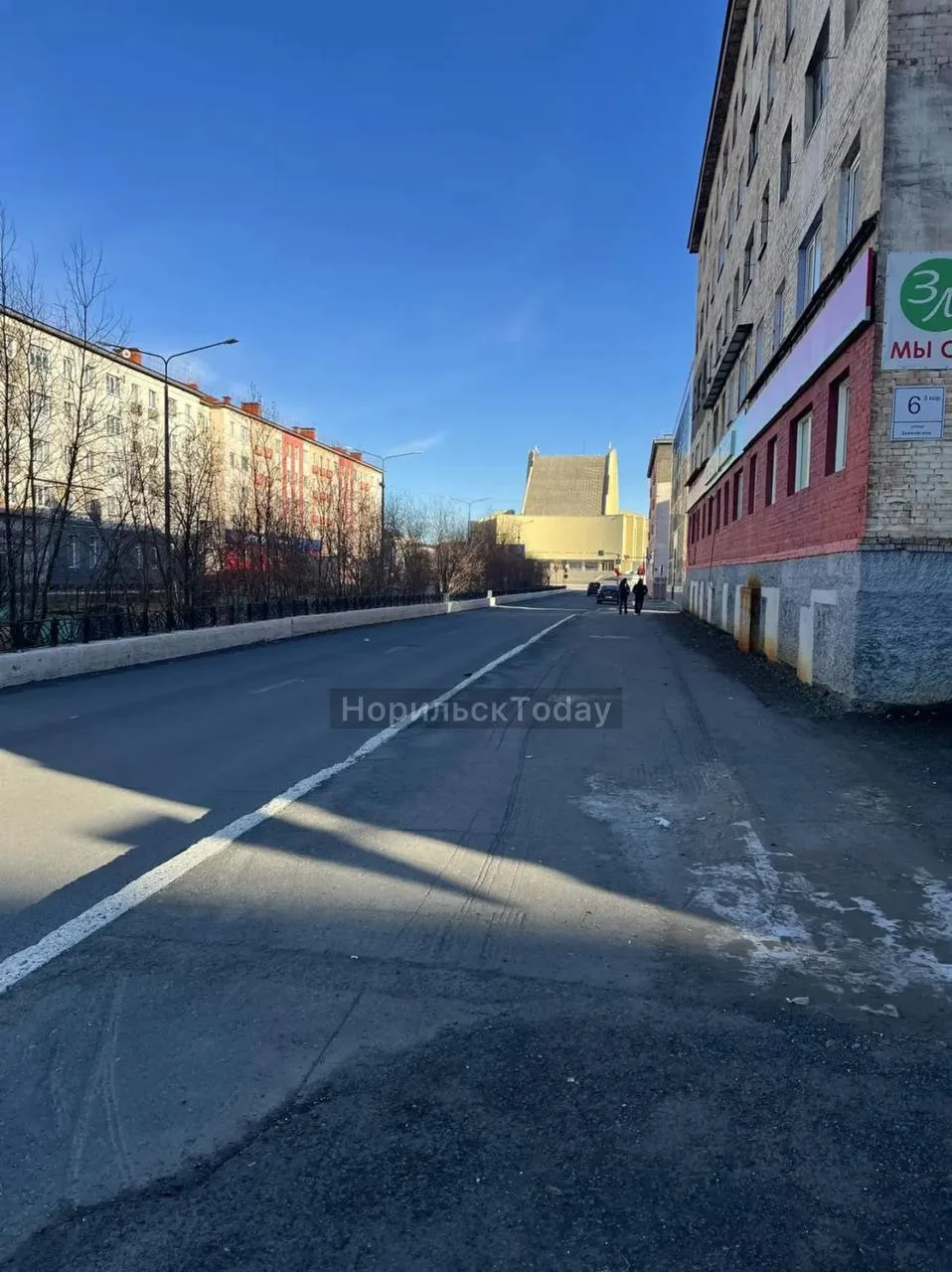 «Подскажите, пожалуйста, куда обращаться, чтобы установили пешеходный переход? Перекрёс...