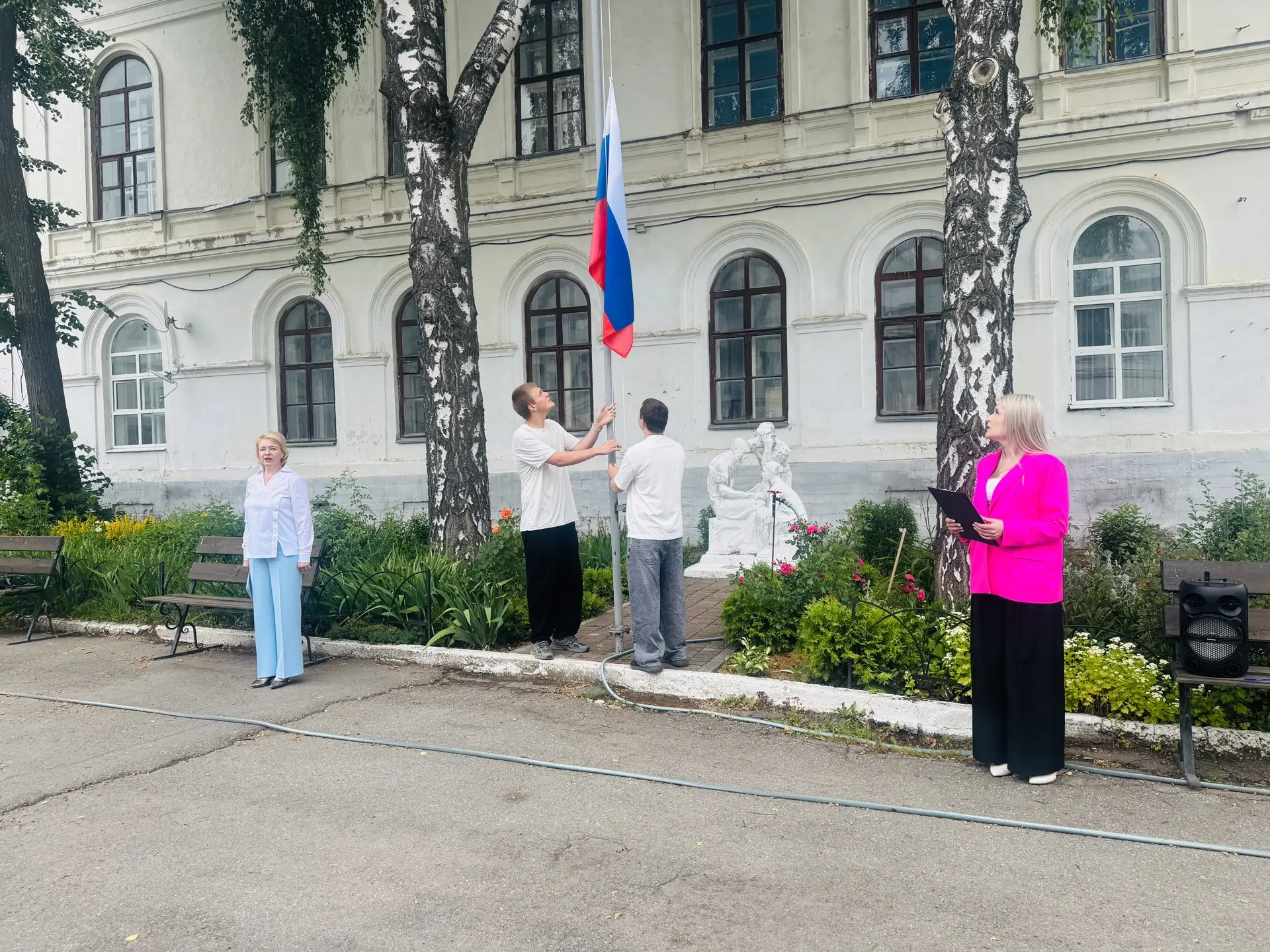 🇷🇺Новая учебная неделя в колледже началась с торжественной церемонии поднятия Государственного фла