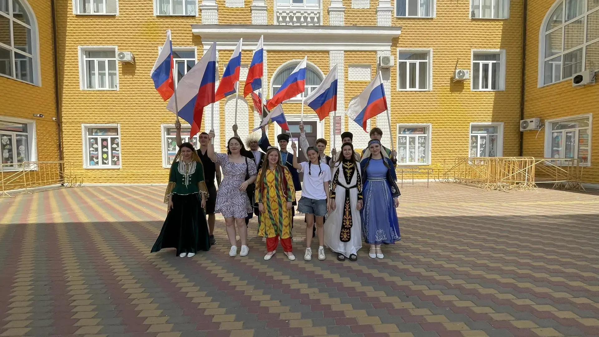 🇷🇺 С Днём России! 🇷🇺

12 июня прошла Всероссийская акция «Надень народное на День России», и наш