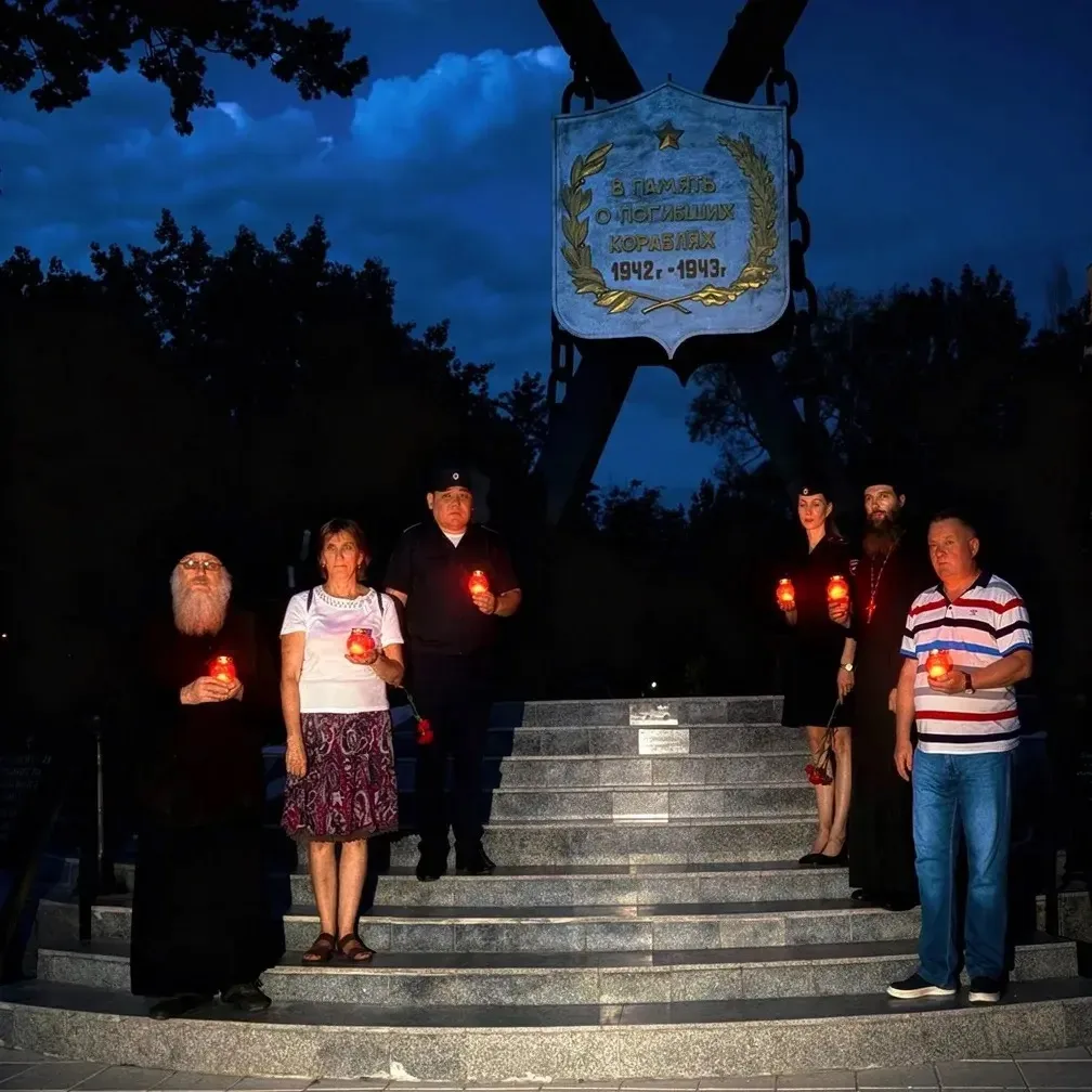 В канун 85 годовщины начала Великой Отечественной войны прошла ночная акция "Свеча памяти" у памятни
