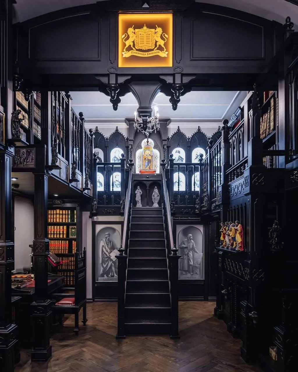 🤩 В центре Петербурга  находится готическая библиотека с книгами XVI века