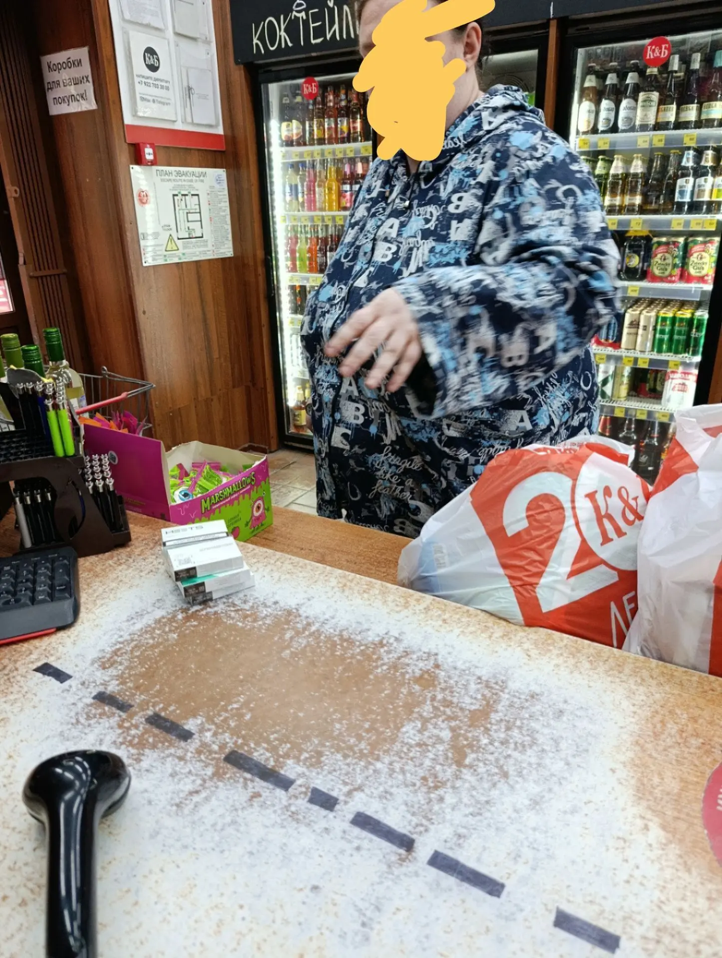 У нас много покупателей, и вот почти каждый день ходит женщина (лицо скрыла специально)...