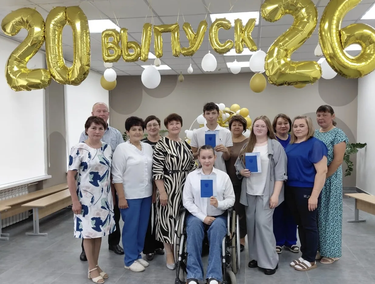 Бүген мәктәбебездә тантаналы вакыйга: 11 нче сыйныфны тәмамлаучы өч укучыбыз кулларына ...