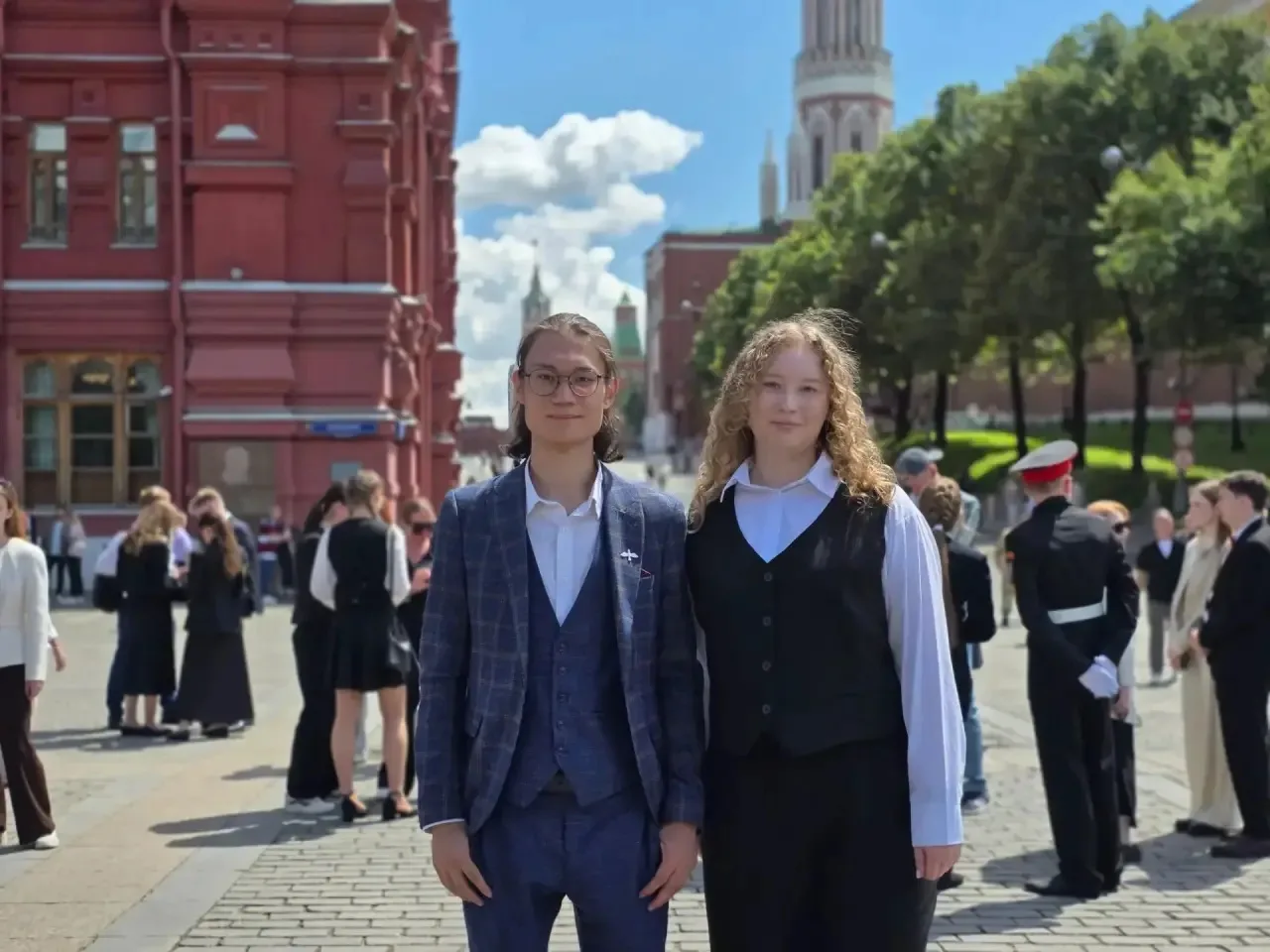 🌹 Возложение цветов выпускниками московских школ в Александровском саду состоялось в д...