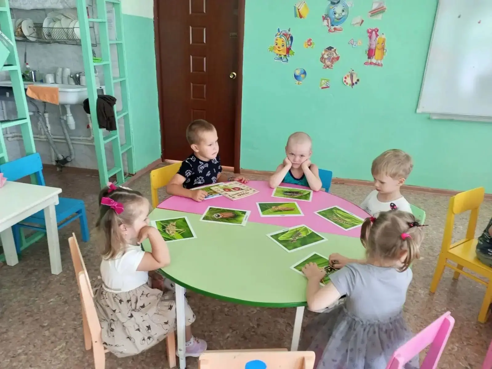 В группе "Солнечные зайчики" прошёл тематический день"Вот такие насекомые". Малыши отпр...