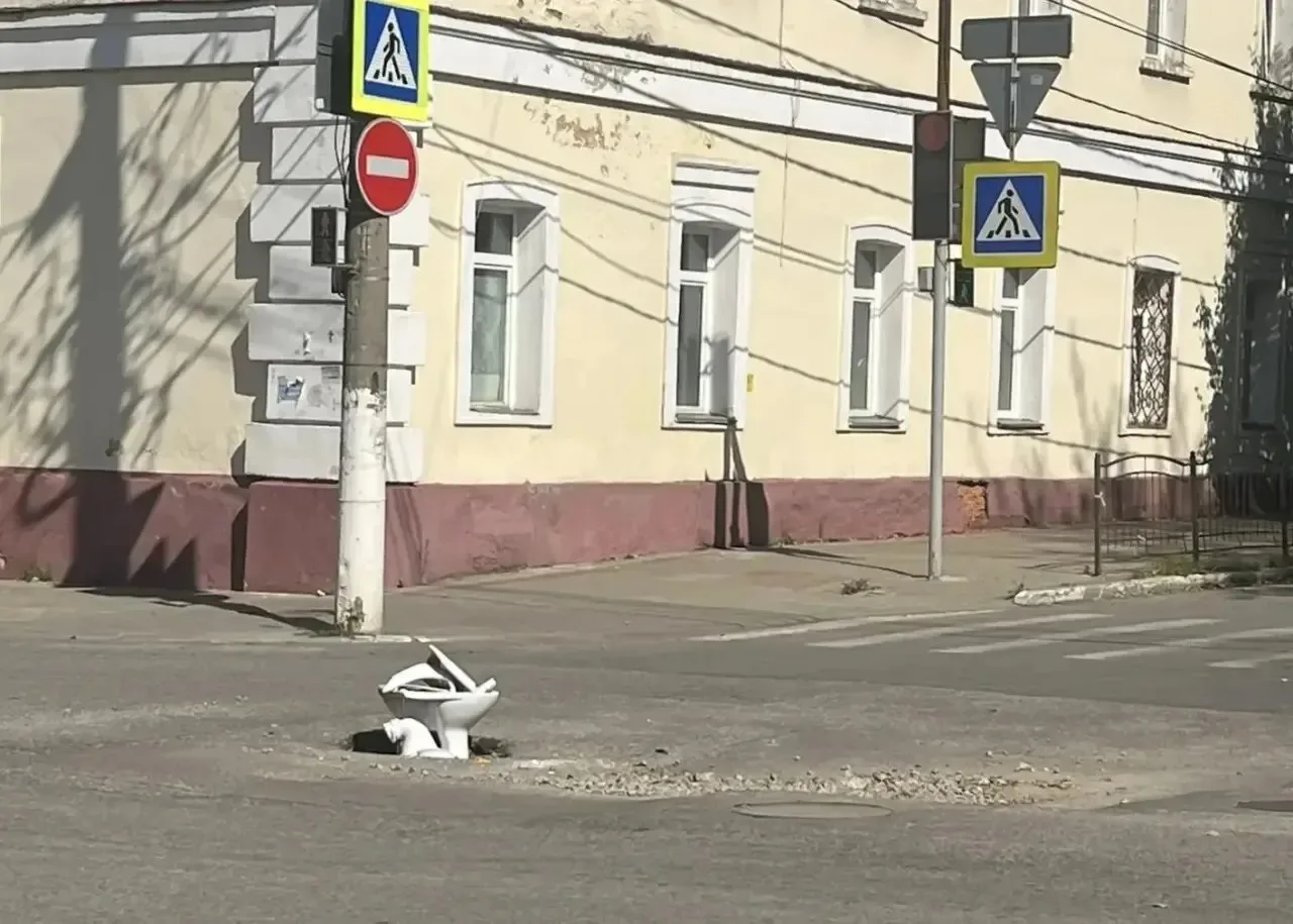 🚽 Вместо ограждений – унитаз: калужане креативно отмечают опасные ямы
