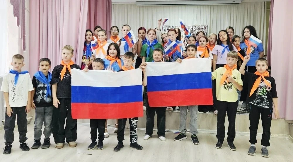 🇷🇺 Сердцем к России: наш яркий флешмоб в честь главного праздника страны

В преддверии Дня России 