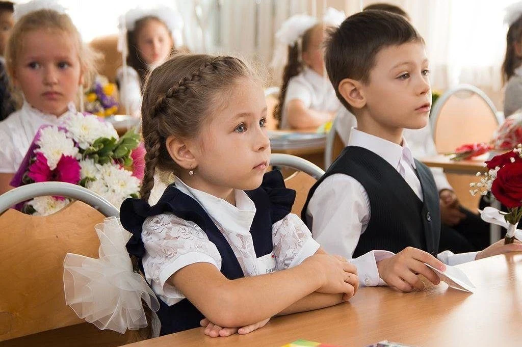 В школу — с шести лет? 🎒  В Госдуме предложили сдвинуть возраст начала обучения. Причина: программы 