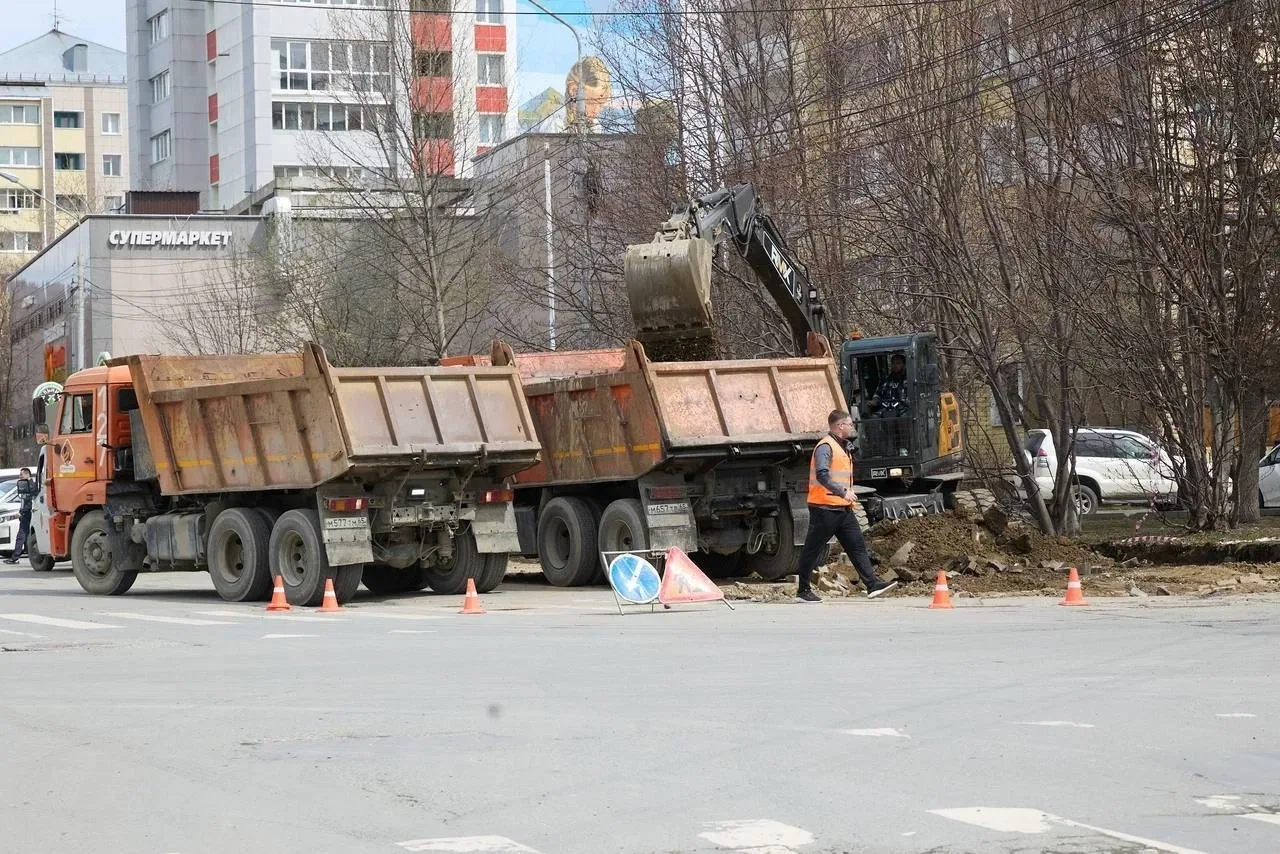 На улице Карла Маркса вместе с дорожным покрытием полностью обновят тротуары    Работы уже ведутся н