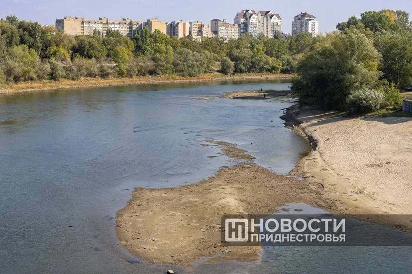 Отмели на Днестре в центре Тирасполя — редкое явление вследствие маловодности реки. Пох...