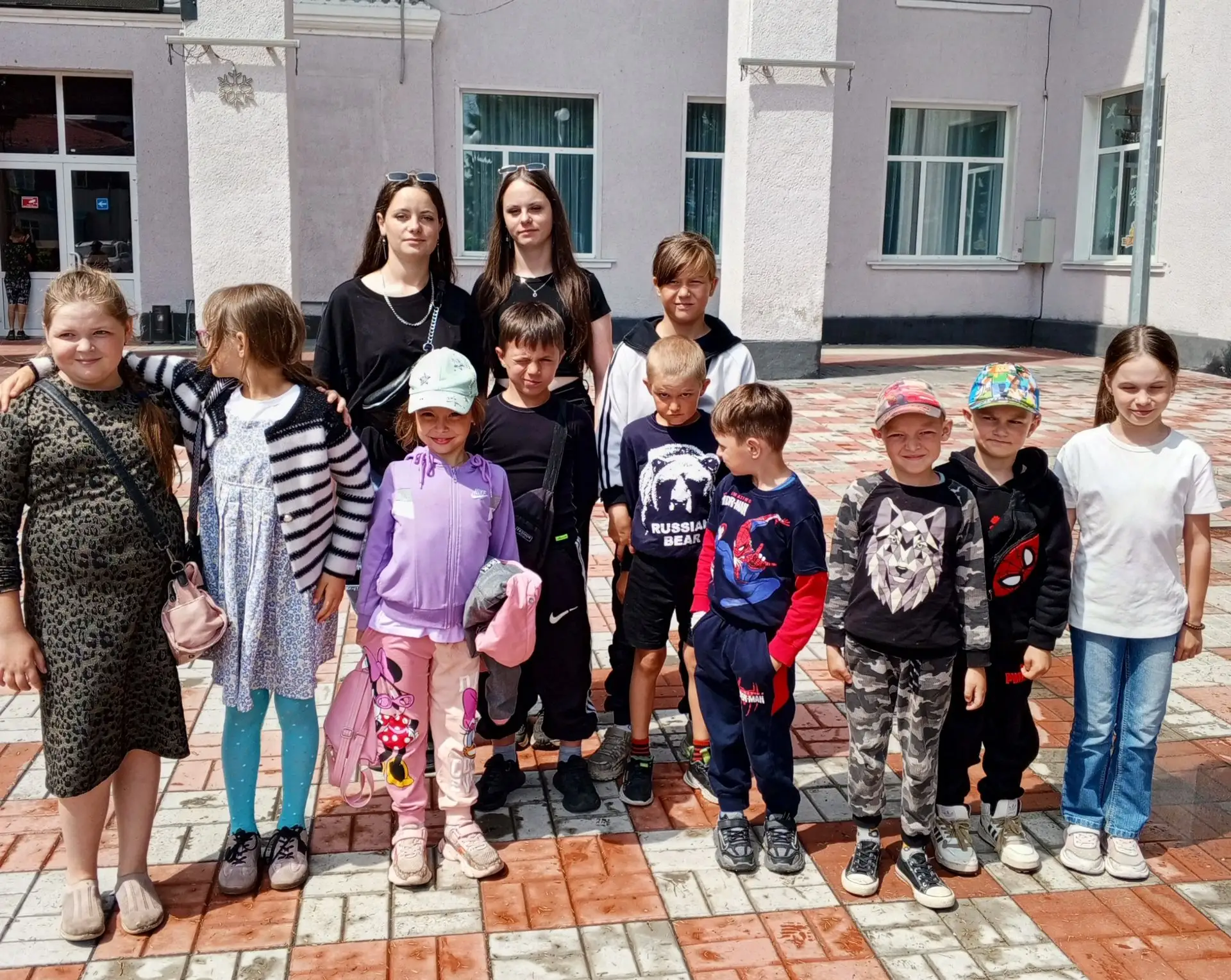 Наше  приключение началось с шумной поездки на автобусе, где смех и песни не смолкали ни на минуту. 