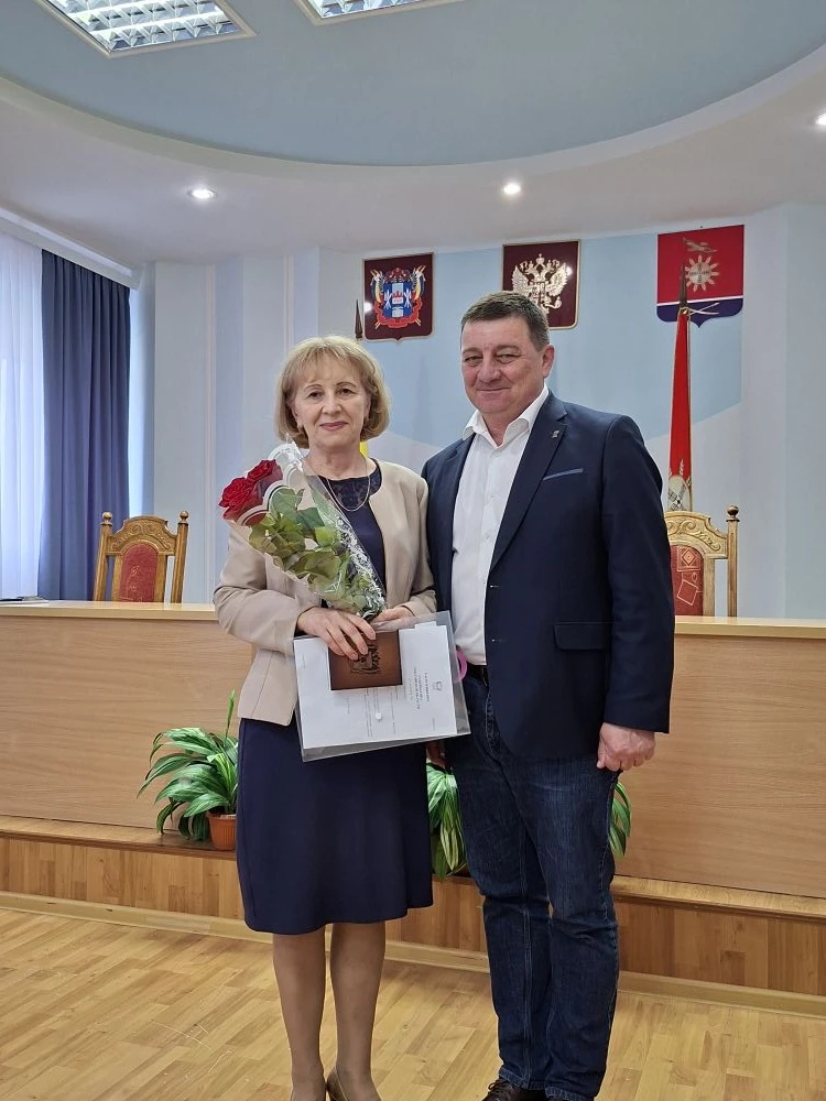 Сегодня Глава Зимовниковского района  вручил высокую награду  Губернатора Ростовской области  знак "
