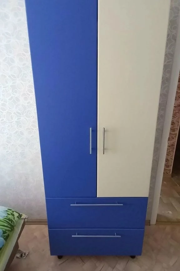 Продам детский гарнитур с двухярусной кроватью, ширина кровати 1метр, длина 1.95,что делает её комфо