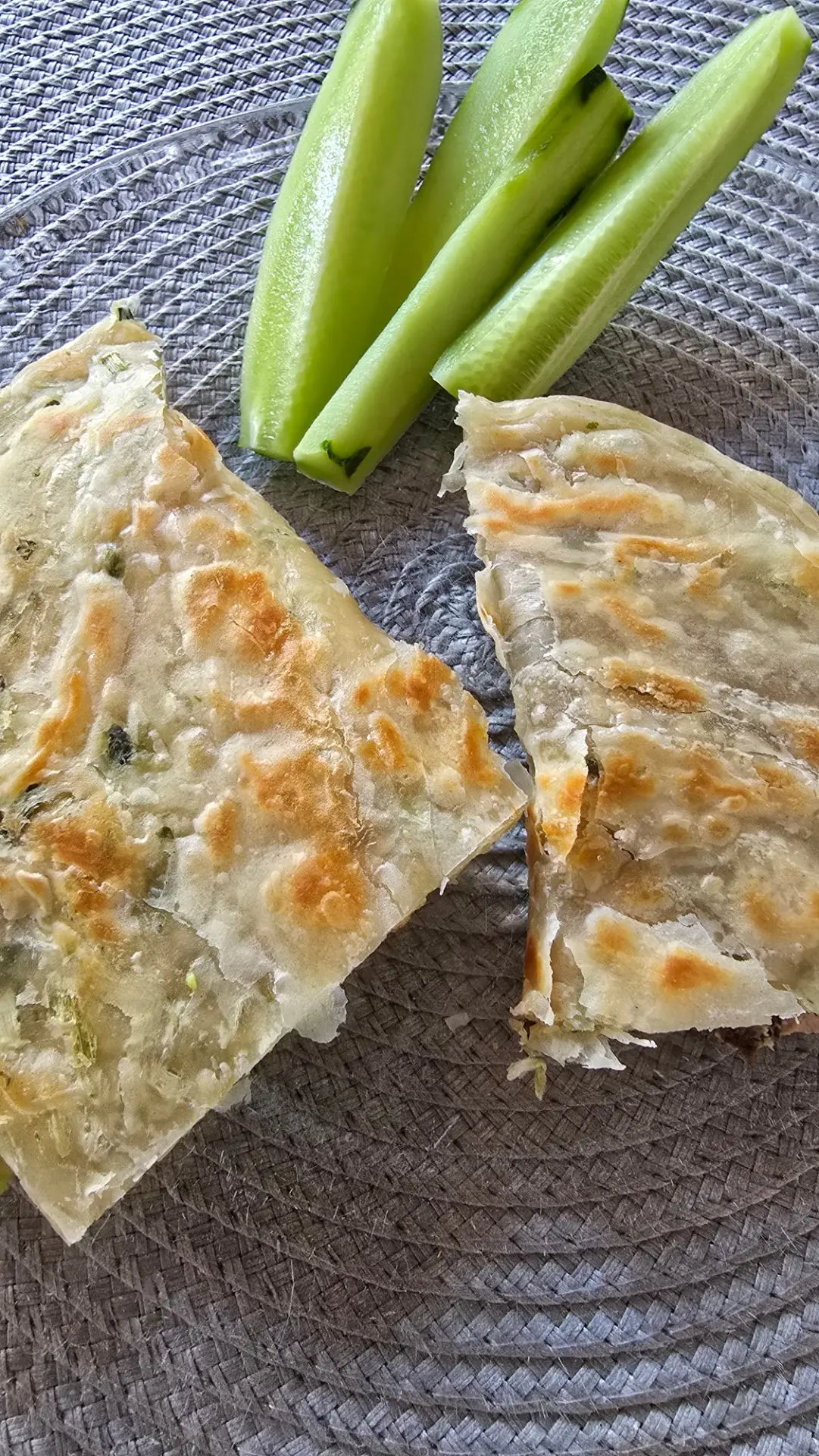 Доброе утро🌞

Вкусный вариант завтрака, лепёшка роти, на одной половинке паштет, на другой творожны