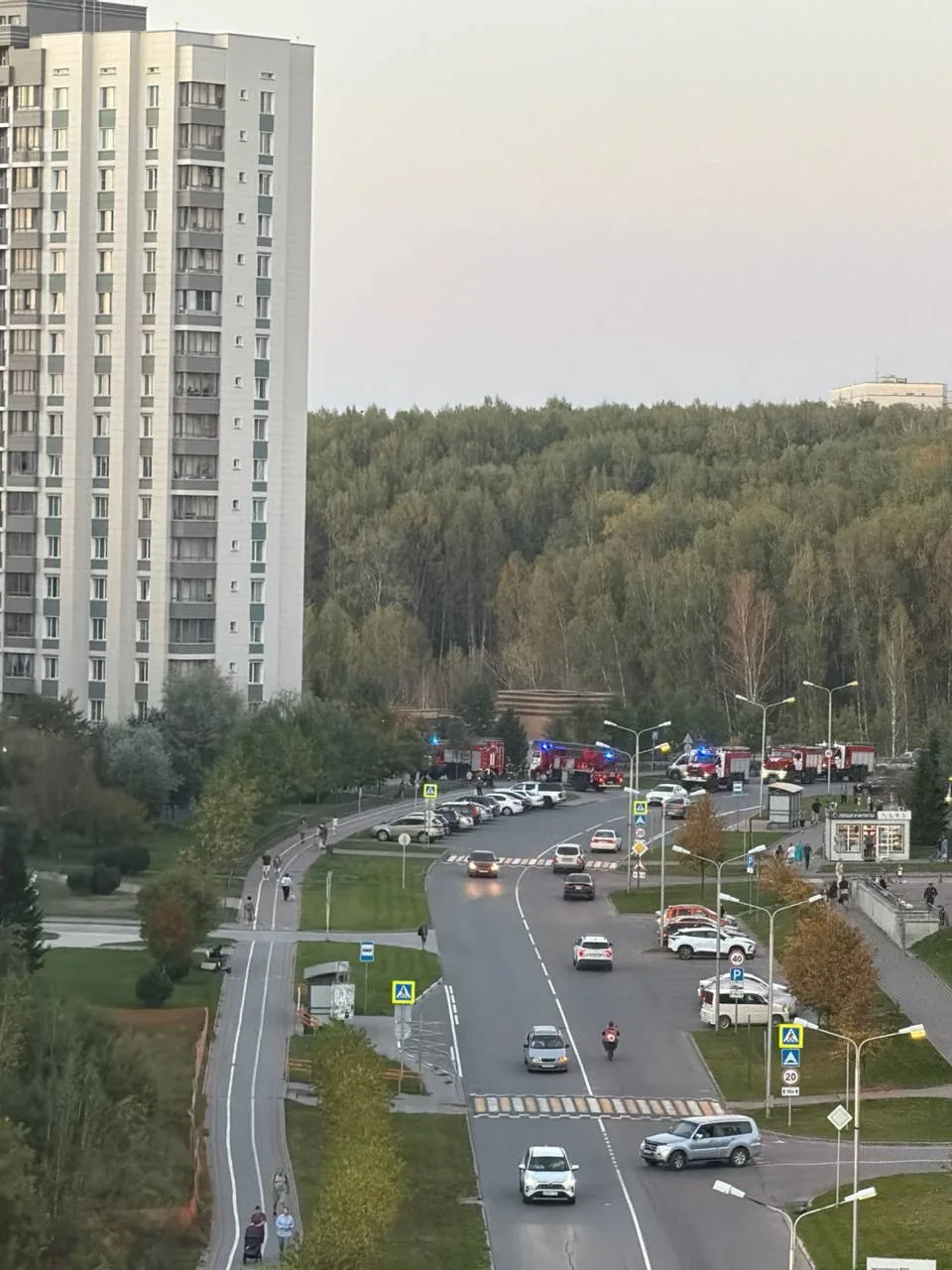 Возле домов 11-13-15 пожарные - что происходит ?