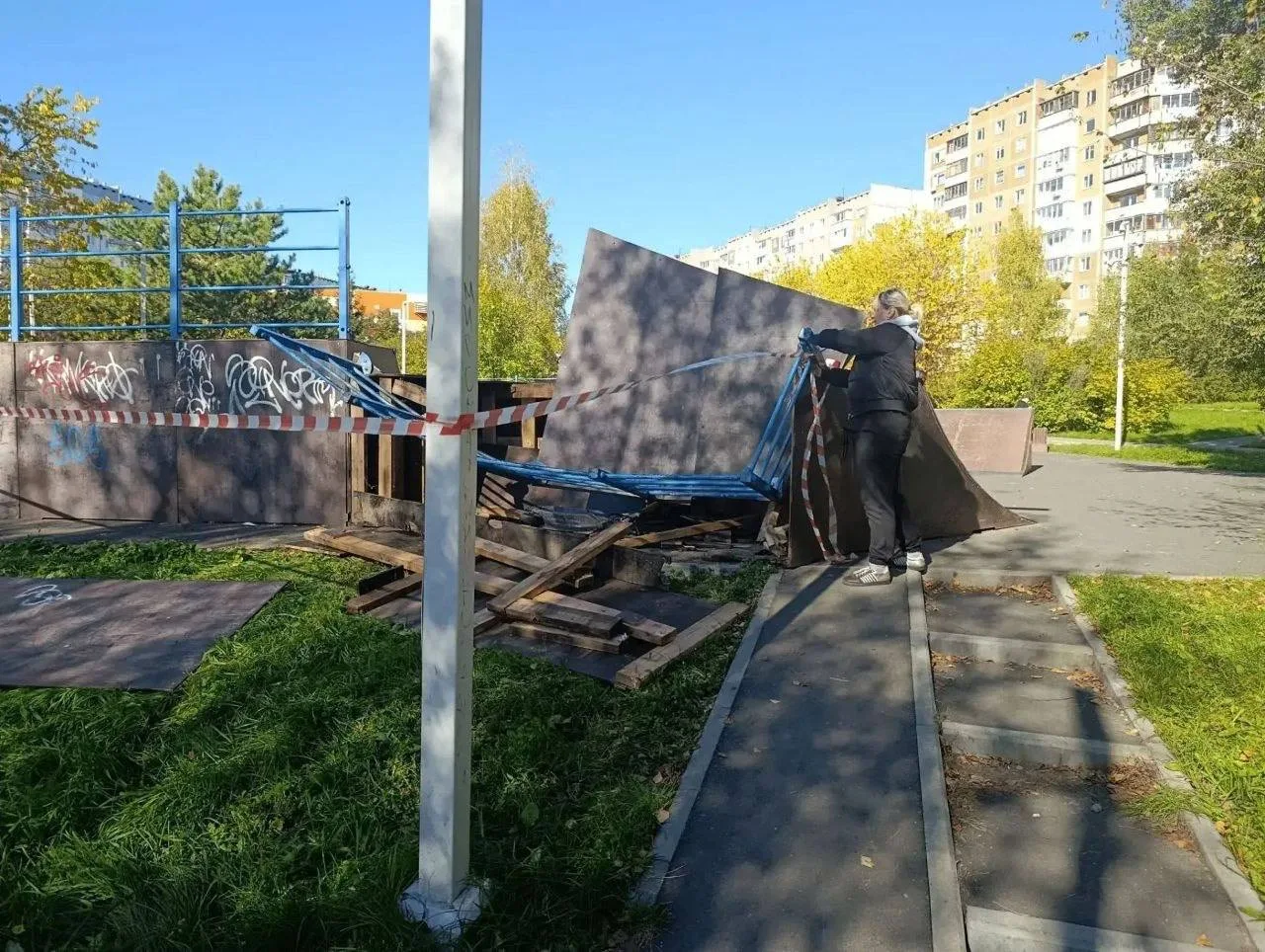 На ФПК начали ремонтировать скейт-площадку в сквере Новорожденных.