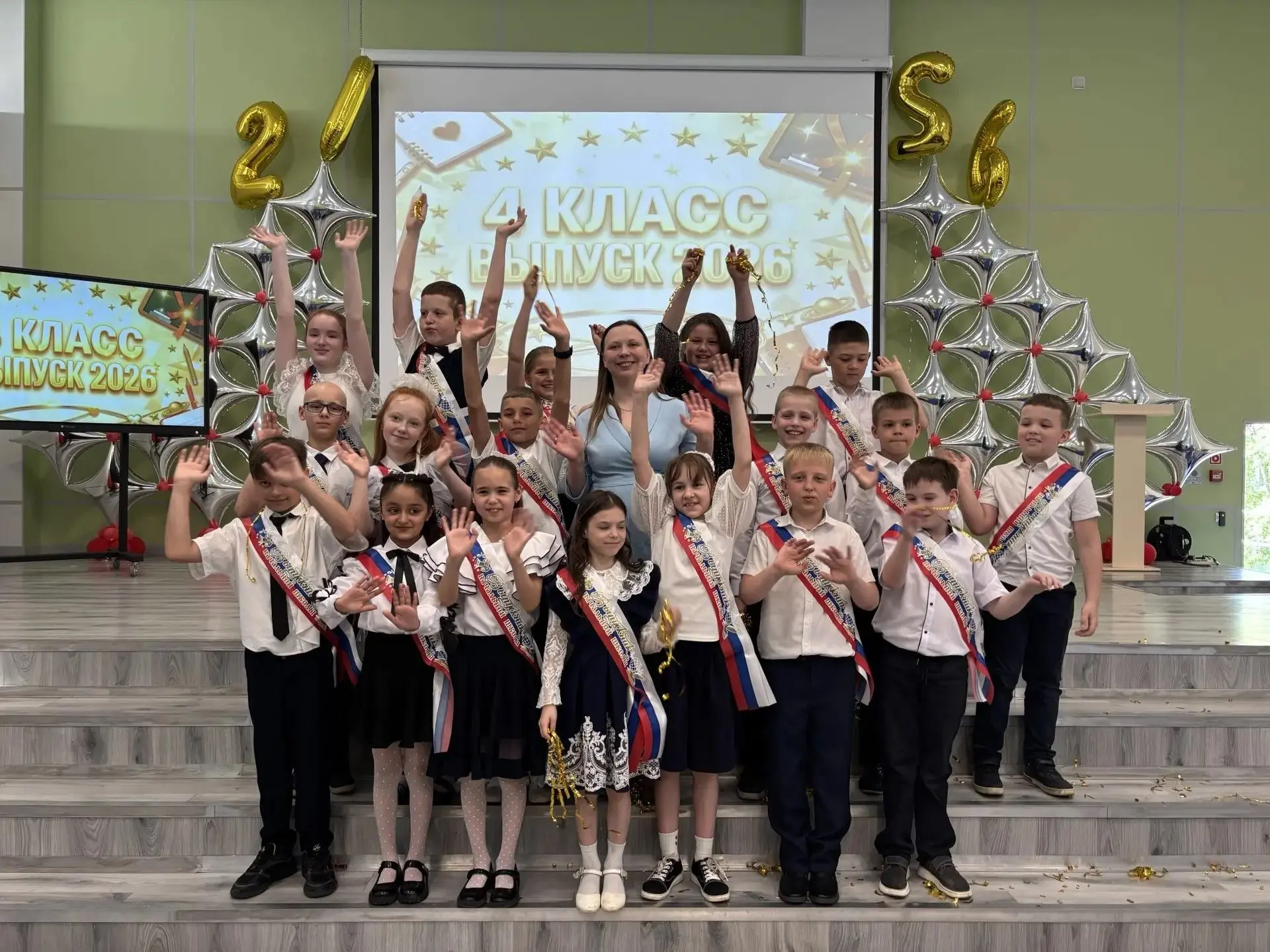 🍃 ПРОЩАЙ, НАЧАЛКА! ЗДРАВСТВУЙ, БОЛЬШАЯ ЖИЗНЬ! 🎓✨ Сегодня в школе «Корнеева» особенная тишина... Кото