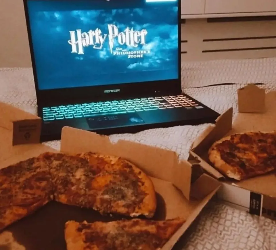 🤤 Вы включили Гарри Поттера, заказали пиццу, завтра никуда не нужно идти, за окном идёт дождь...

И