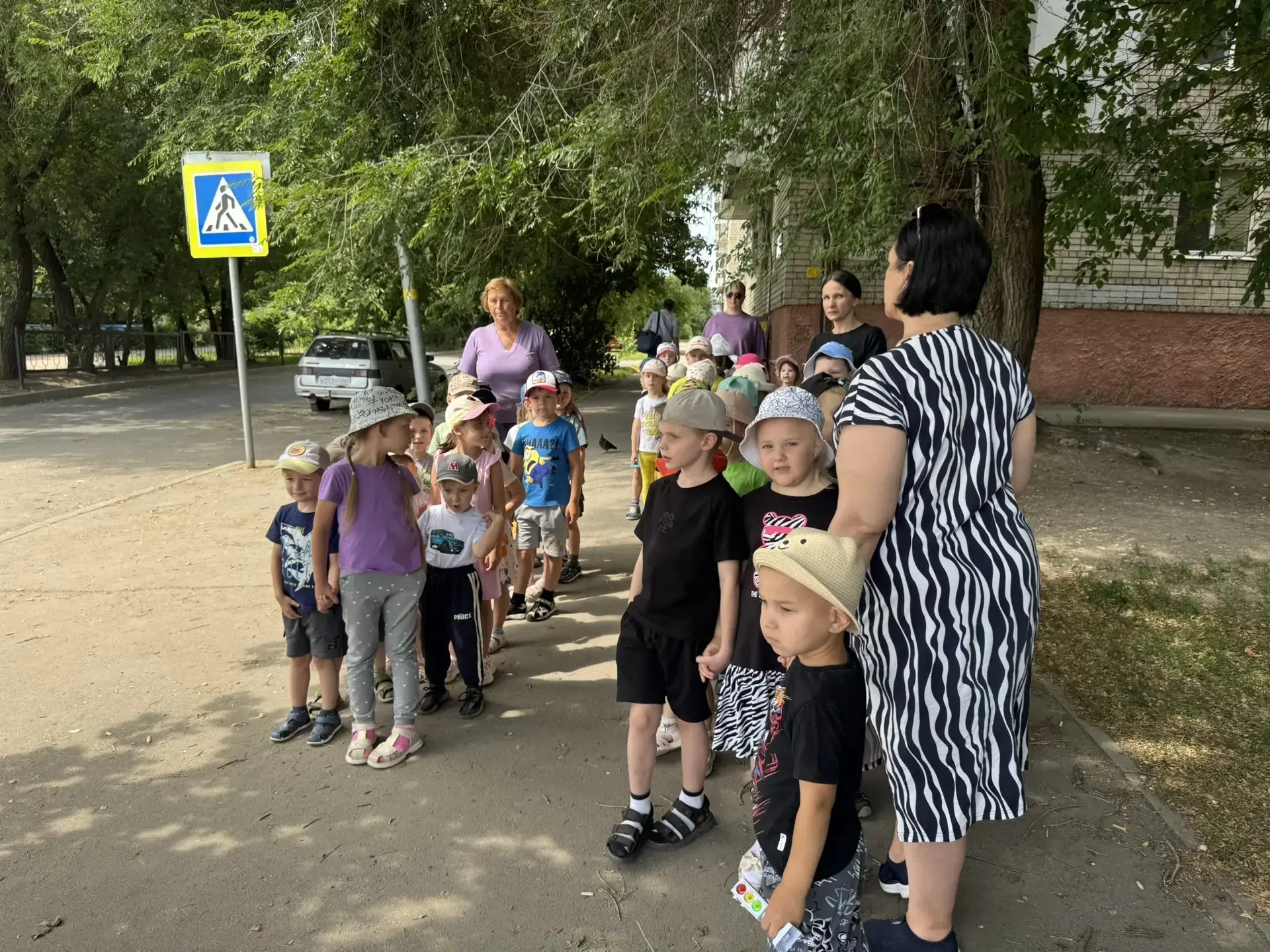 Безопасность на дороге — наша главная задача! 🚦

Сегодня наши ребята превратились в настоящих знато