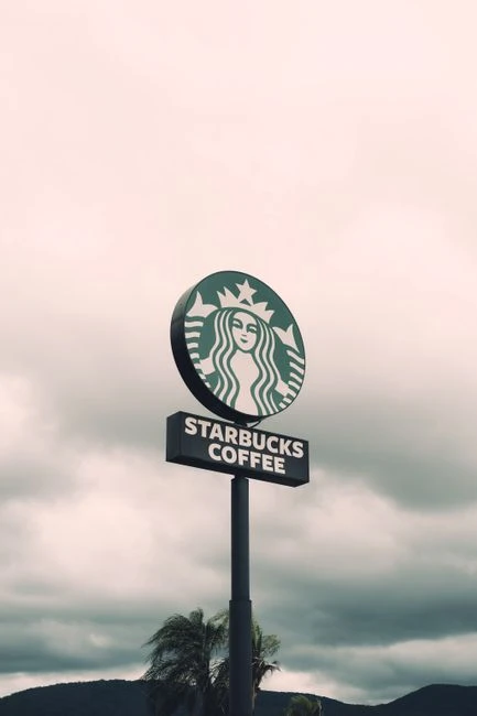 💡 Кейс: Как Starbucks продает не кофе, а «третье место»