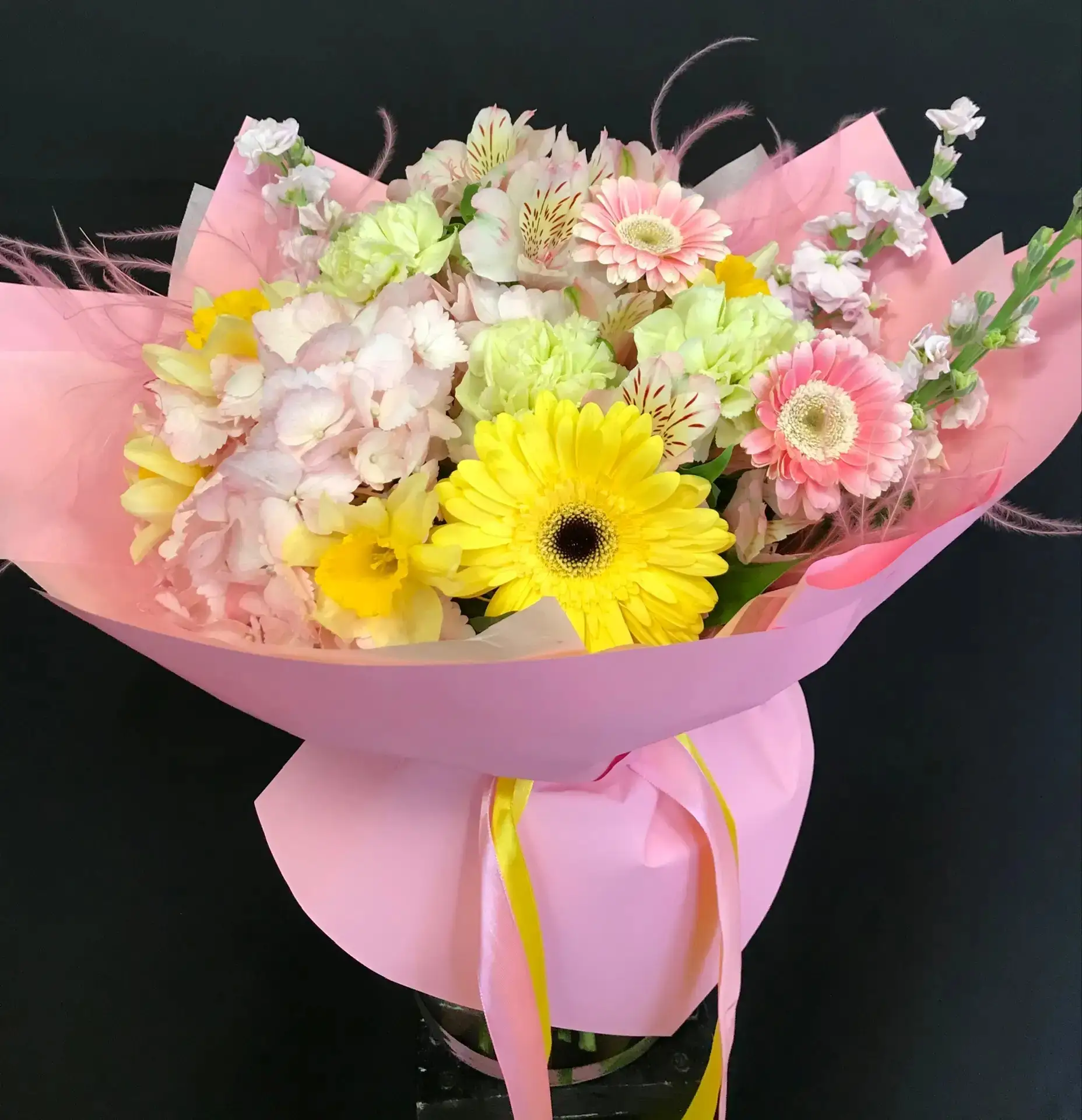 🌸 Жёлтый + розовый = ваш личный дофамин.

Этот букет создан, чтобы выключать грусть и включать свет