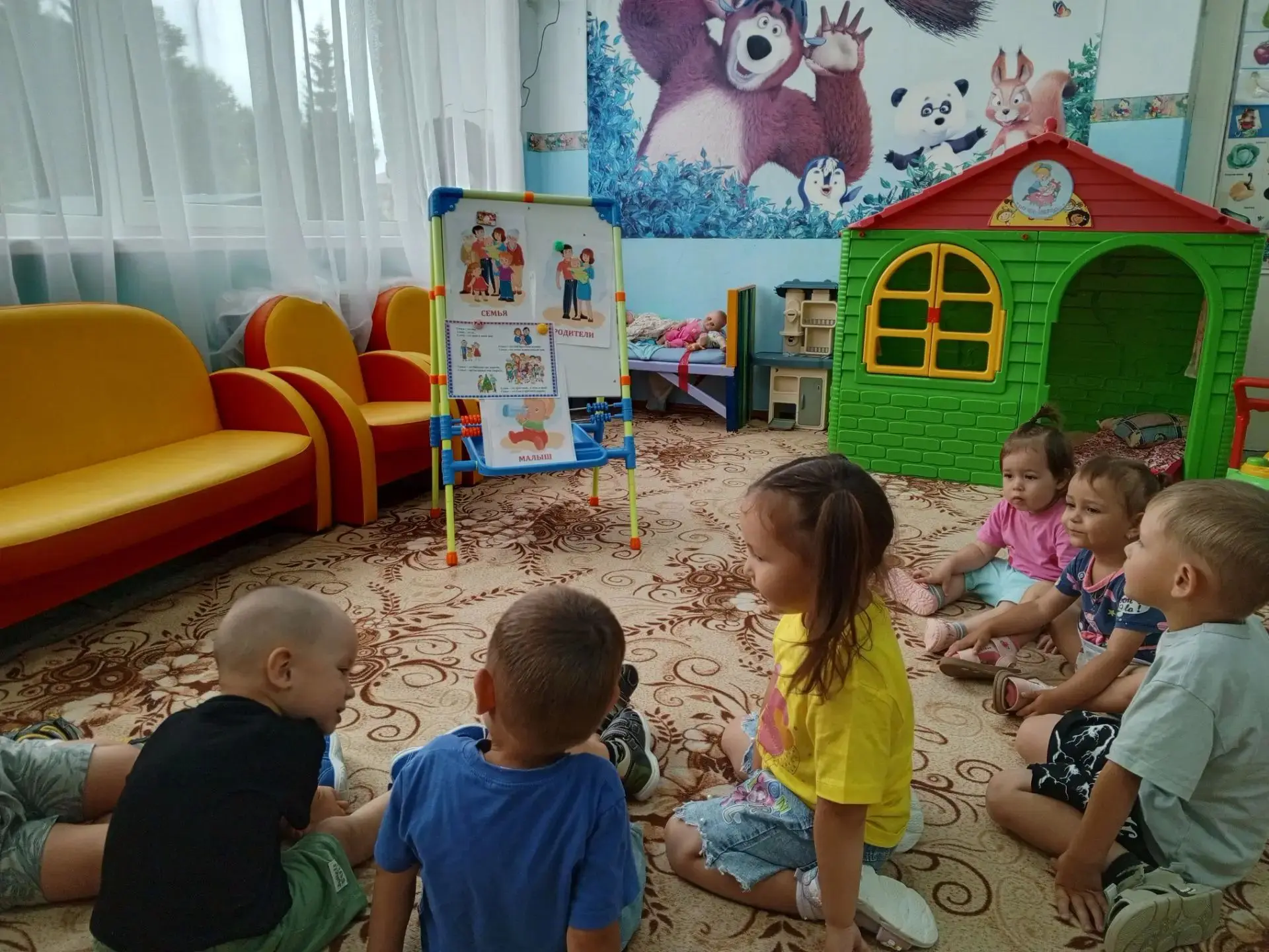 В семейном кругу мы с вами растем!
Основа основ родительский дом!
В семейном кругу все корни твои!
И