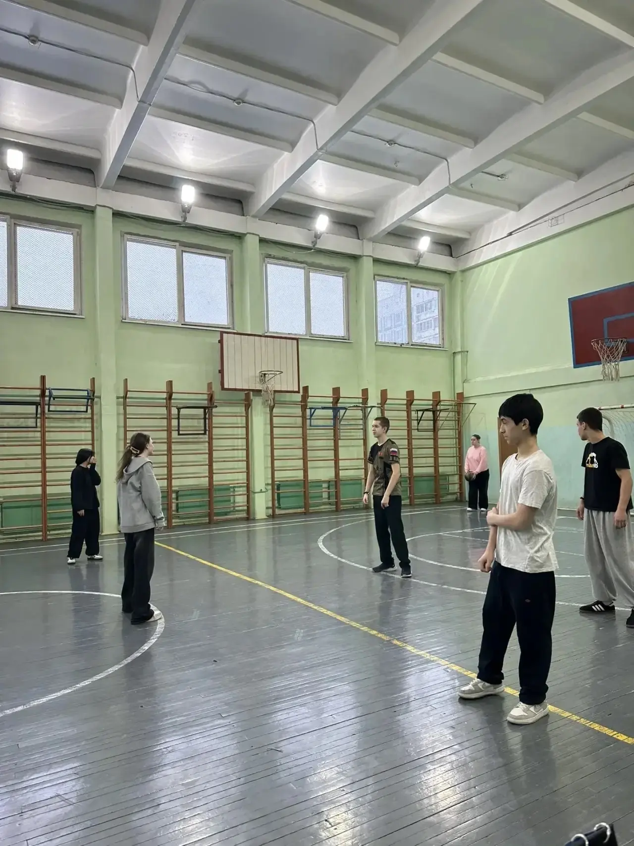 🏐2 марта прошла товарищеская встреча по волейболу между командами 8В и 8С классов! 🎉   Ребята показа