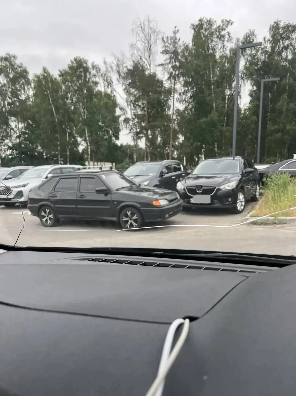 Добрый день. Со вчерашнего вечера и до сих пор на стоянке около Рязанской улицы, дом 2 стоит 14-я мо