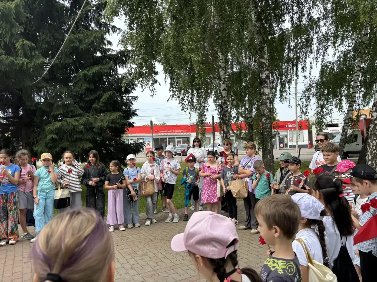 В День памяти и скорби, 22 июня, воспитанники пришкольного лагеря приняли участие в памятной акции �