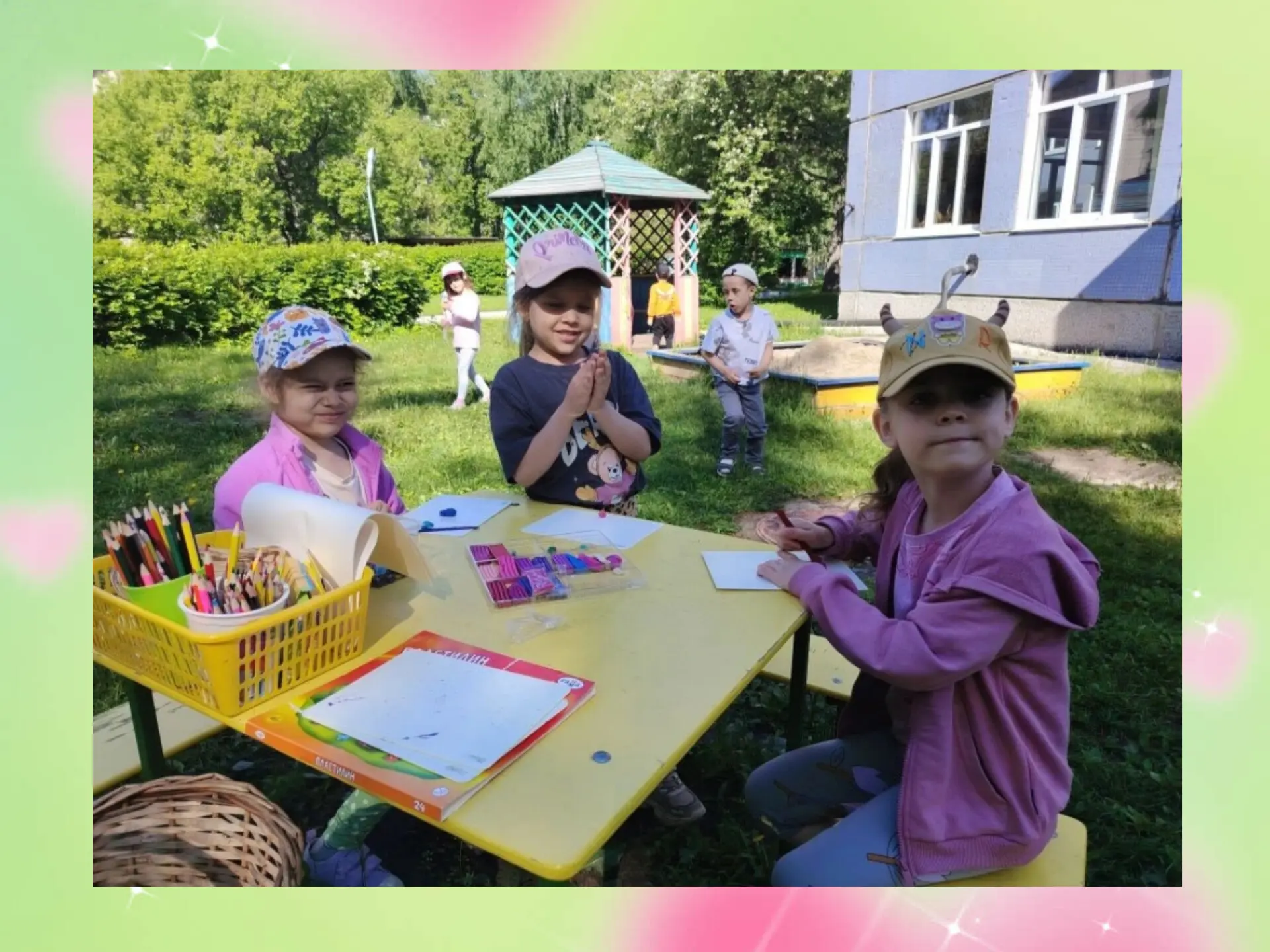 ✨ Творчество на свежем воздухе! ✨

🔹️Наши прогулки — это не только игры, но и время для самостоятел
