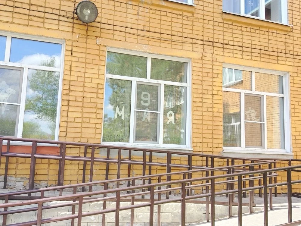 Всероссийская акция 'Окна Победы "  В преддверии Дня Победы активисты Движения Первых МБОУ СОШ 15 за