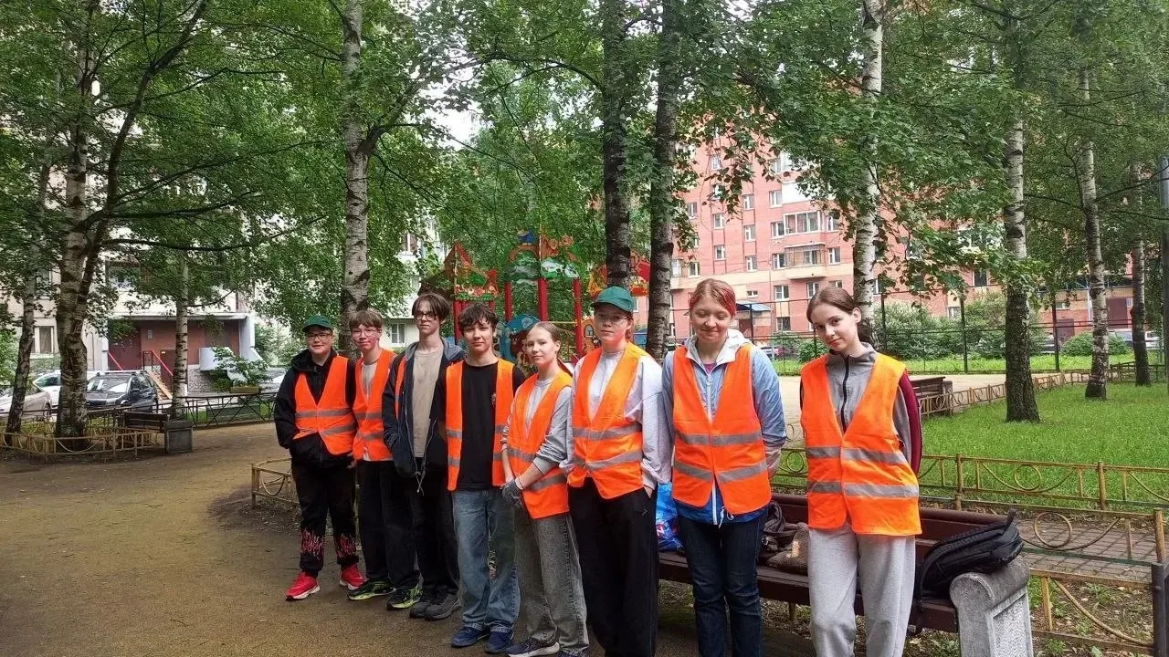 Ребята из трудового отряда продолжают ухаживать за зеленым и насаждениями в нашем округе. 
Испытател