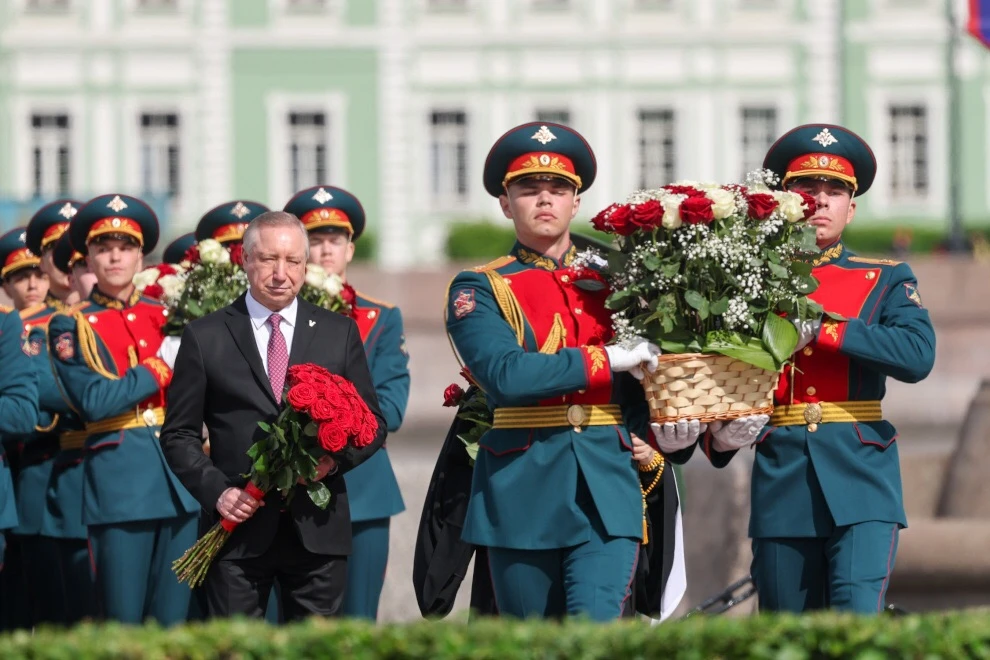 На Сенатской площади сегодня царила особая, торжественная атмосфера. В день 323-й годовщины со дня о