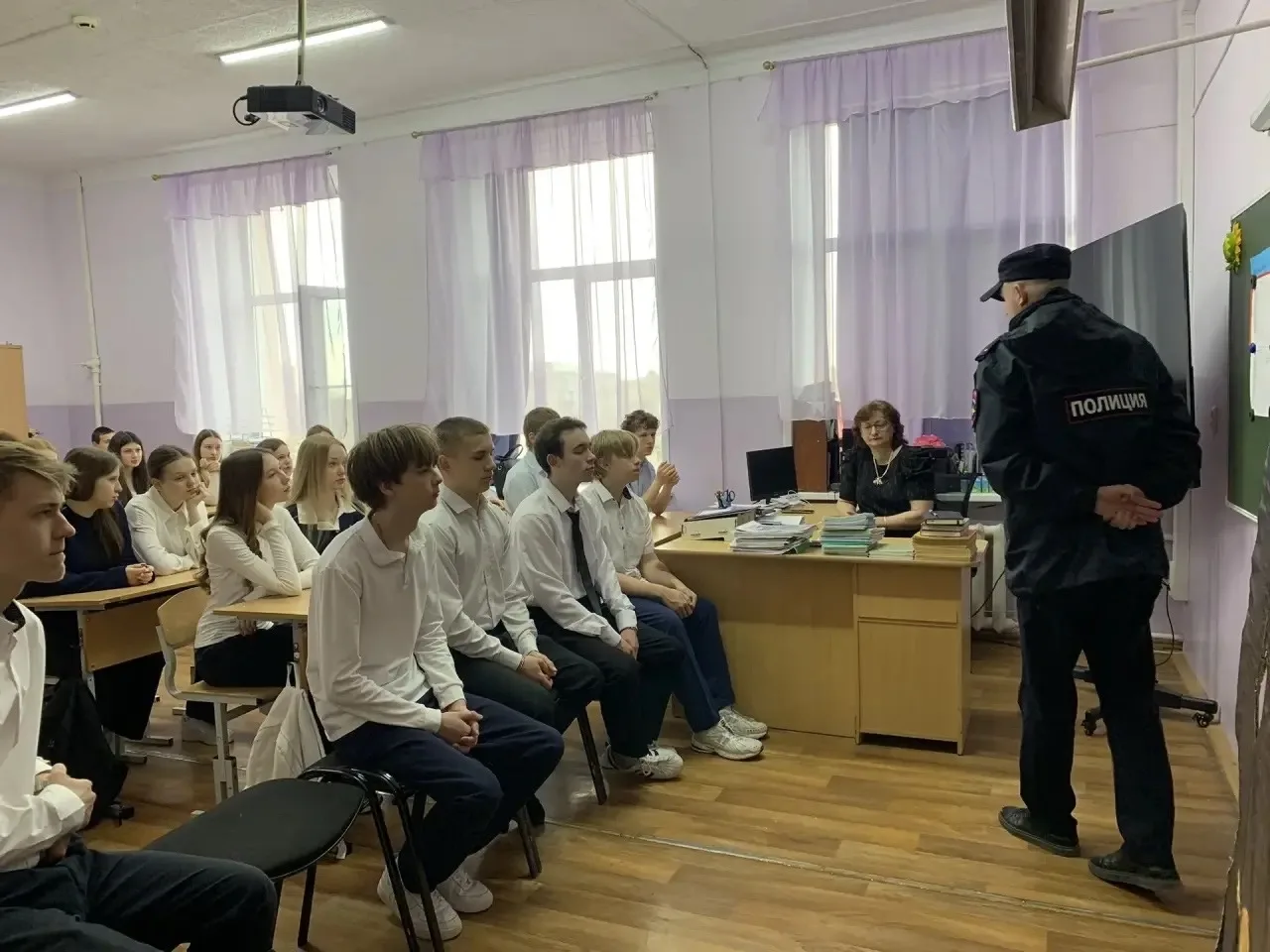 👮🏻‍♀️В МБОУ СОШ №4 состоялась профилактическая встреча учащихся старших классов с сотрудником ОМВД Р