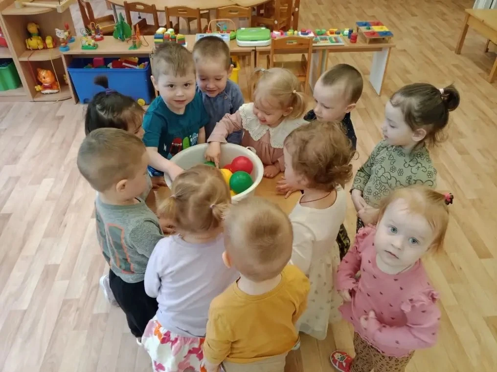 🧪 Юные исследователи: тонет — не тонет

На этой неделе наши самые маленькие воспитанники примеряли 