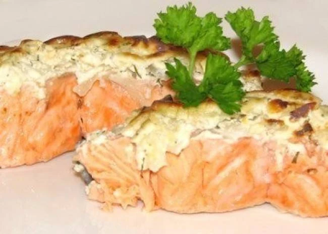 🍲 Запеченная рыба в шубе из омлета

144.12 ккал/100 г 
Б/Ж/У: 13.92 / 9.28 / 0.95 

Ингредиенты:
50