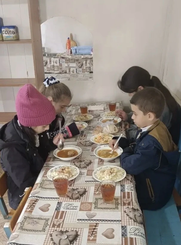 Ежедневное горячее питание в школьной столовой.