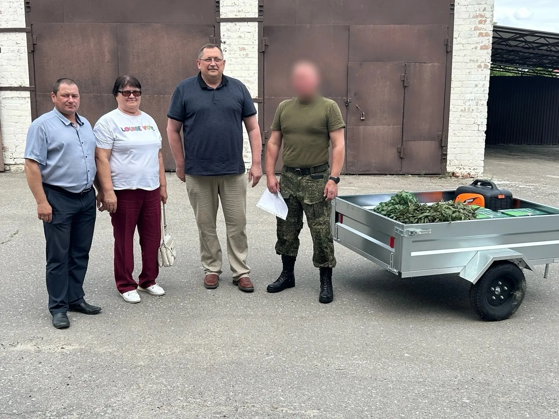📍 На днях в администрации Хлевенского округа передали гуманитарную помощь бойцу, который возвращалс