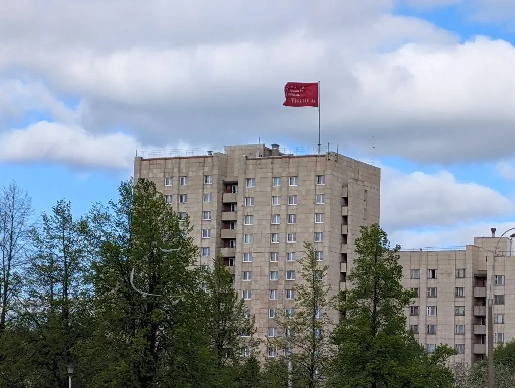 Снова над общежитием – Знамя Победы  В День Великой Победы оно вернулось на своё место. Алое полотни