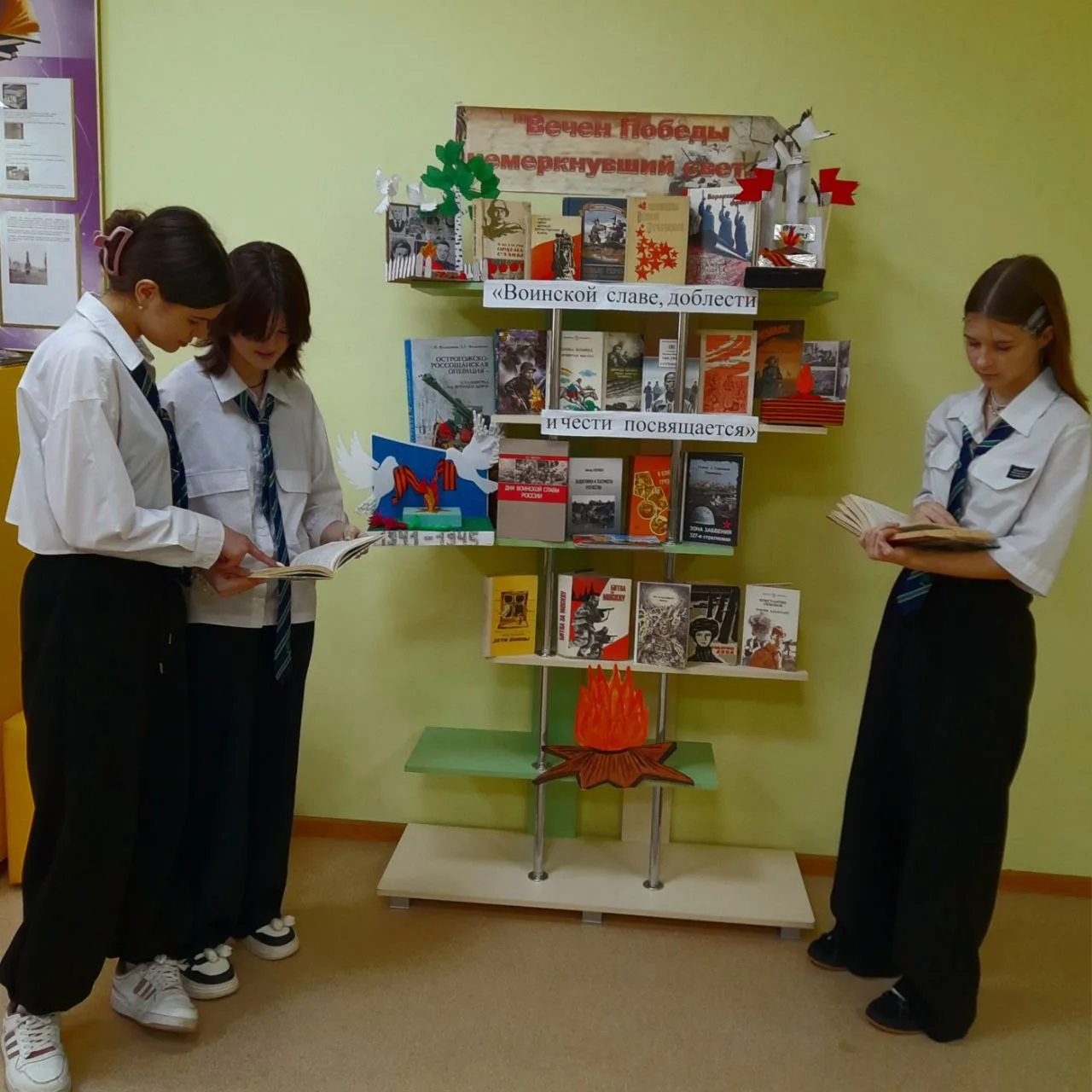 📚✨ С начала февраля в информационно-библиотечном центре нашей школы развернулась тематическая книжна