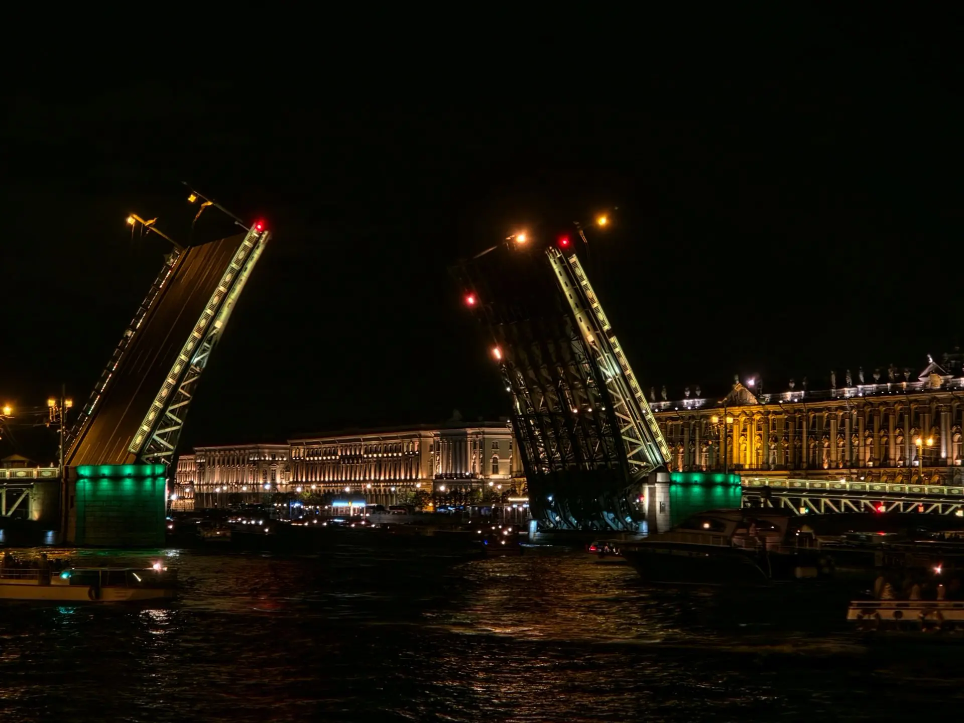 Вчера смотрели на разные петербургские мосты (правда, чтоб понять шутку, надо быть болельщиком Зенит