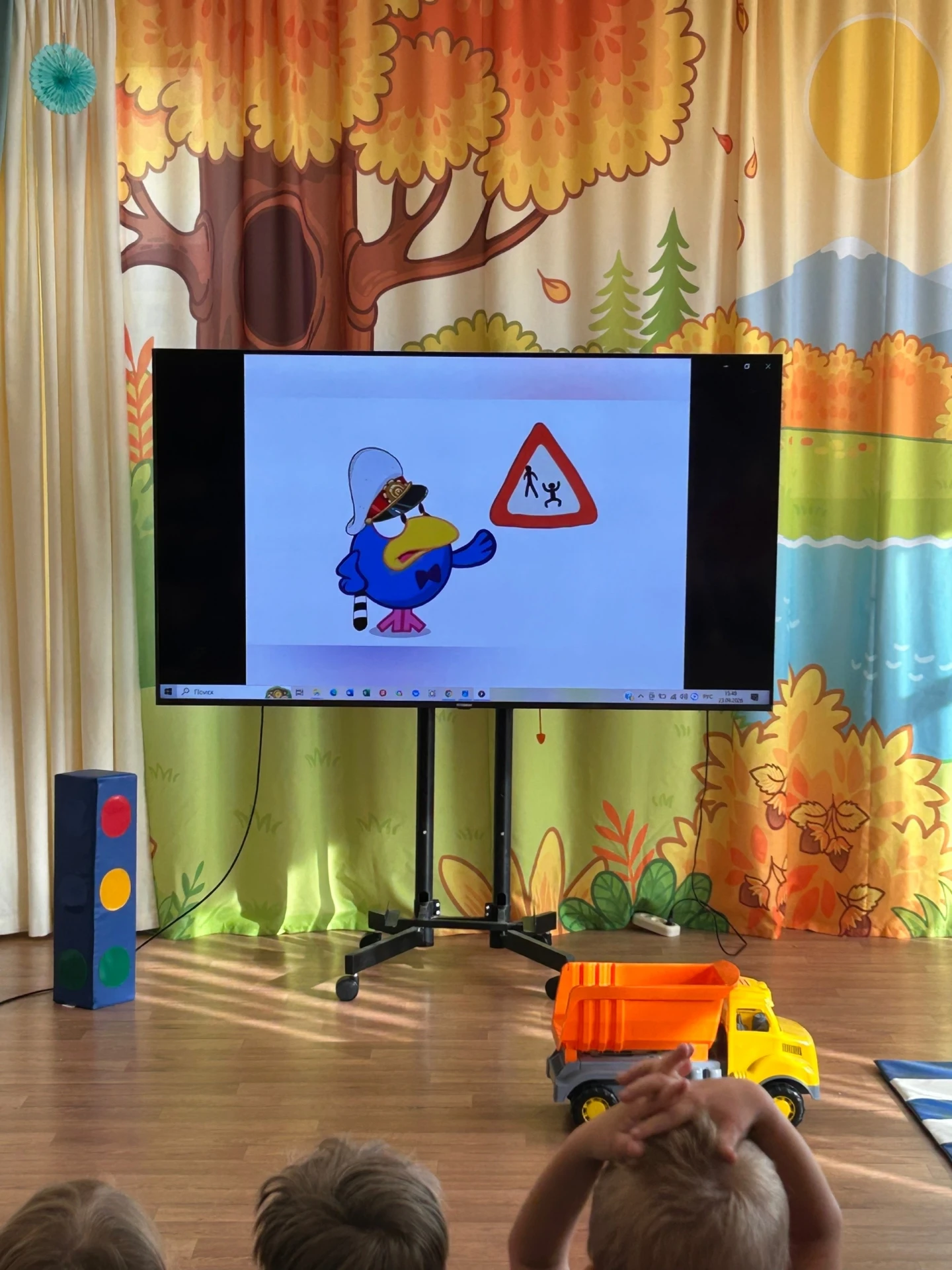 Досуг по ПДД: учимся быть внимательными пешеходами!