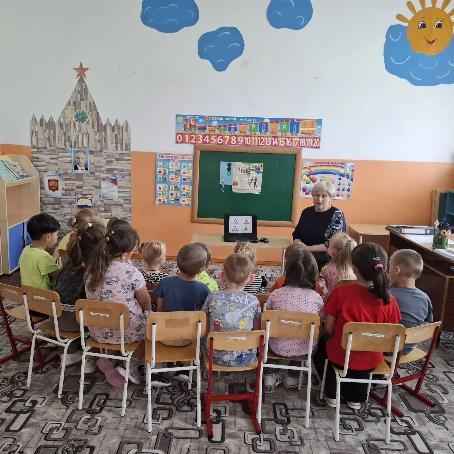 "Безопасное лето"- этой теме был посвящён день в разновозрастной группе нашего детского сада.
Ребята