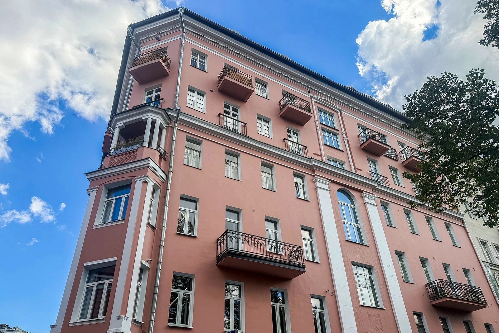 🏛 3 дома в стиле неоклассицизма капитально отремонтируют в Москве. Это здания на улица...