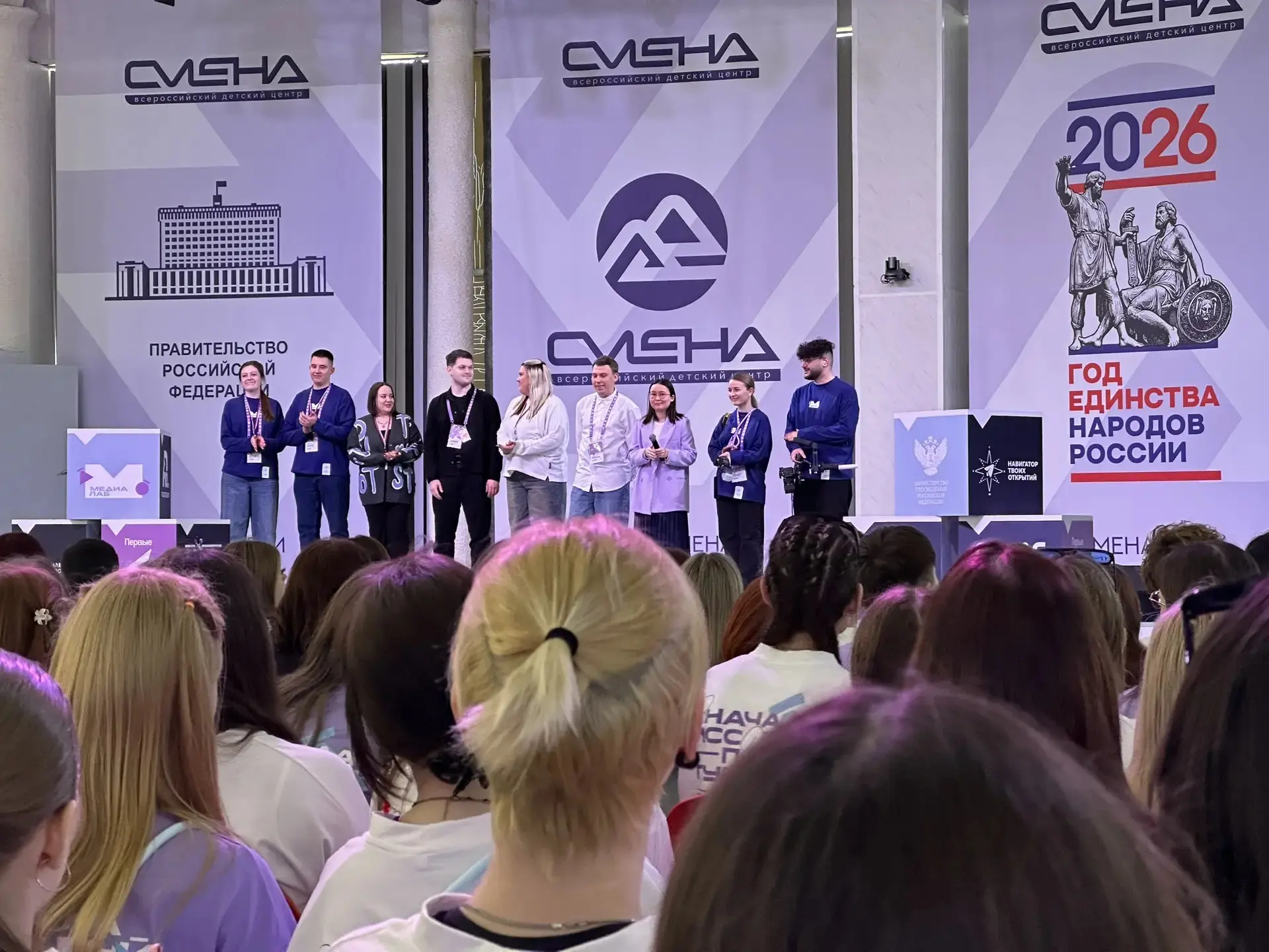 Репортаж из ВДЦ «Смена»: Участники смены «МедиаЛаб. Профи» осваивают профессию медийщиков.  В Всерос